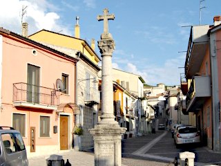 La Croce in pietra del Purgatorio (verso sud)