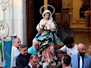 L'uscita della statua dell'Immacolata dalla Chiesa Madre