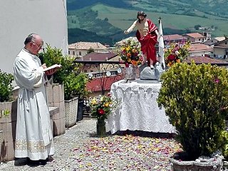 La rituale preghiera di benedizione ai campi e al popolo