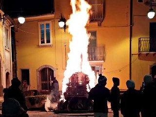 Ru fuoche de Sand'Anduone acceso in Piazza dalla Pro Loco