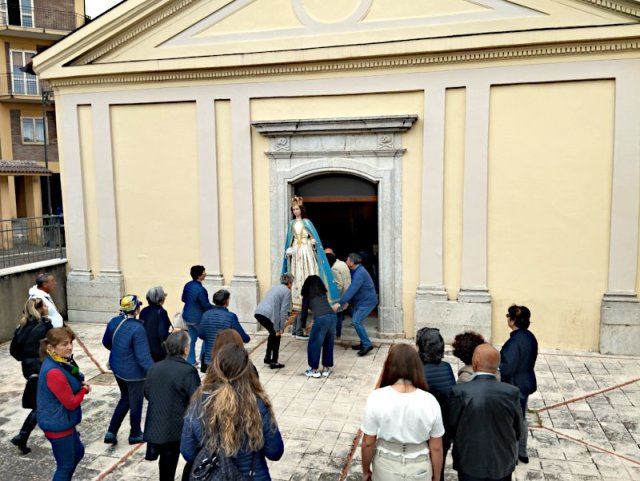 La statua della Madonna del Rosario nella Chiesa del Purgatorio