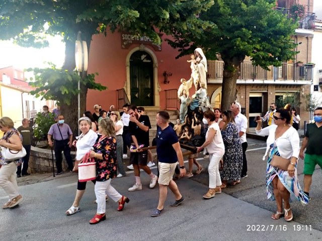 La processione della Madonna del Carmine vicino al Monumento ai caduti