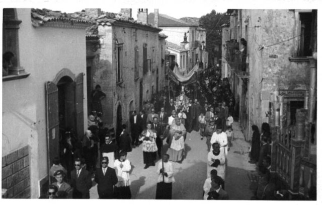 Processione nella strada &quot;le grotte&quot;