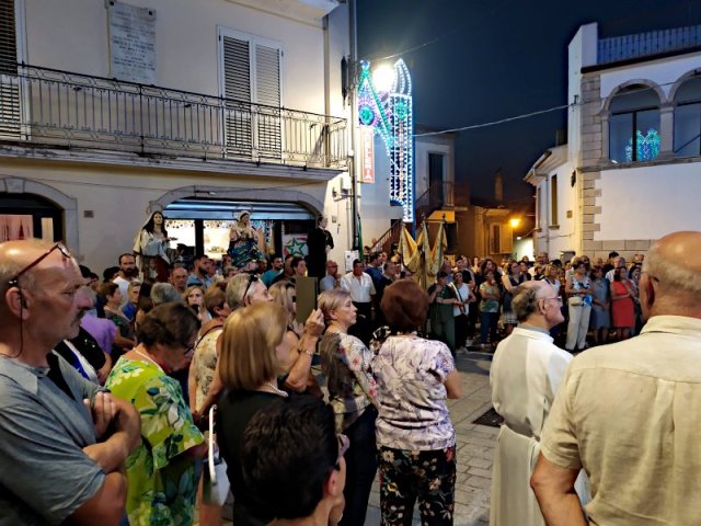 Il popolo in piazza per l'Ave Maria