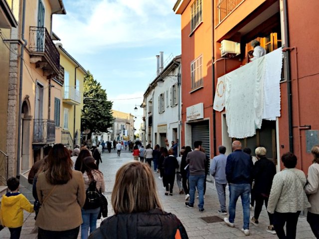 La processione in Via Battisti