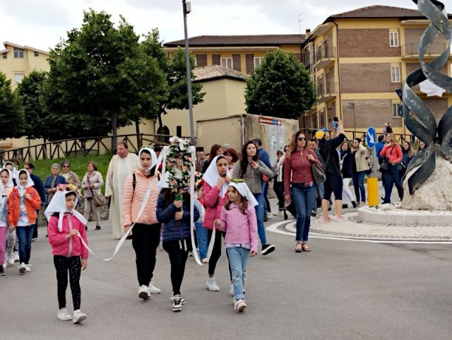 La processione vicino all'obelisco in ferro