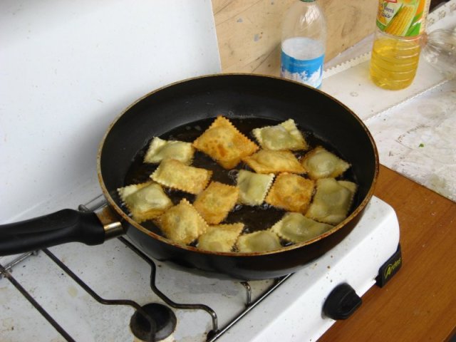 I calzoncelli in fase di frittura