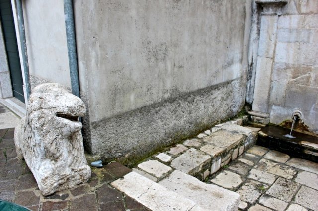 Sant'Andrea di Conza (AV), piazza Umberto I, leone funerario