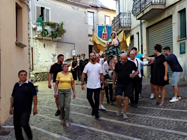 La statua dell'Immacolata in Via Sotto Piazza