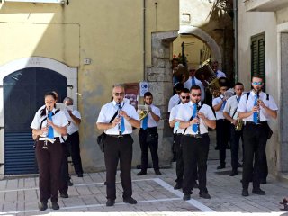 La banda in un angolo all'ombra per 'Core Abbruzzese'