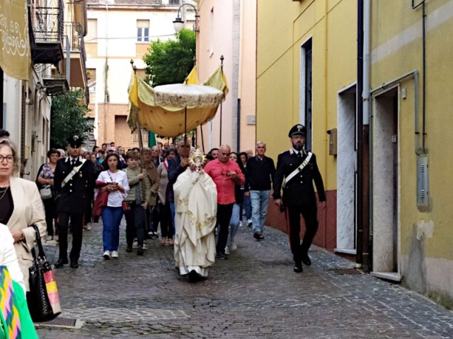 La processione in Via Europa