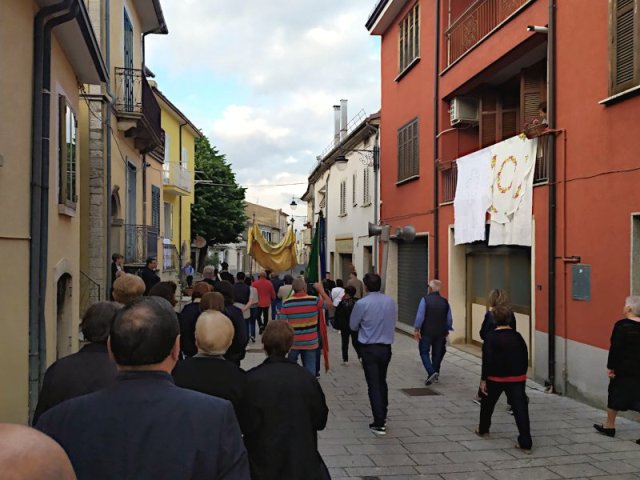 La processione in Via Battisti