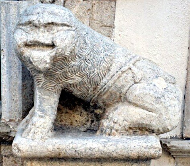 Leone alla base del portale di ingresso, casa in Via San Marco