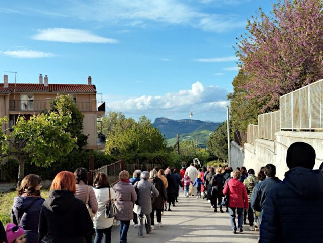 La processione esce dal paese