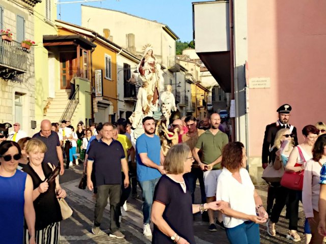 La processione vicino alla Croce in pietra