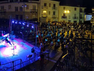 Lo spettacolo degli artisti santandreani in Piazza Pallante