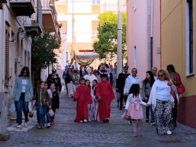 La processione in Via Europa