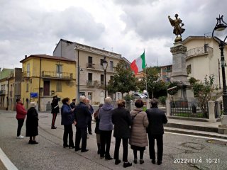 Davanti al Monumento ai caduti