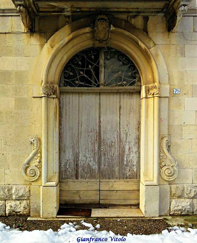 Portale di casa Bellino in Via Battisti