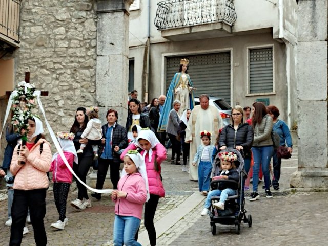 La processione sotto la Porta della Terra