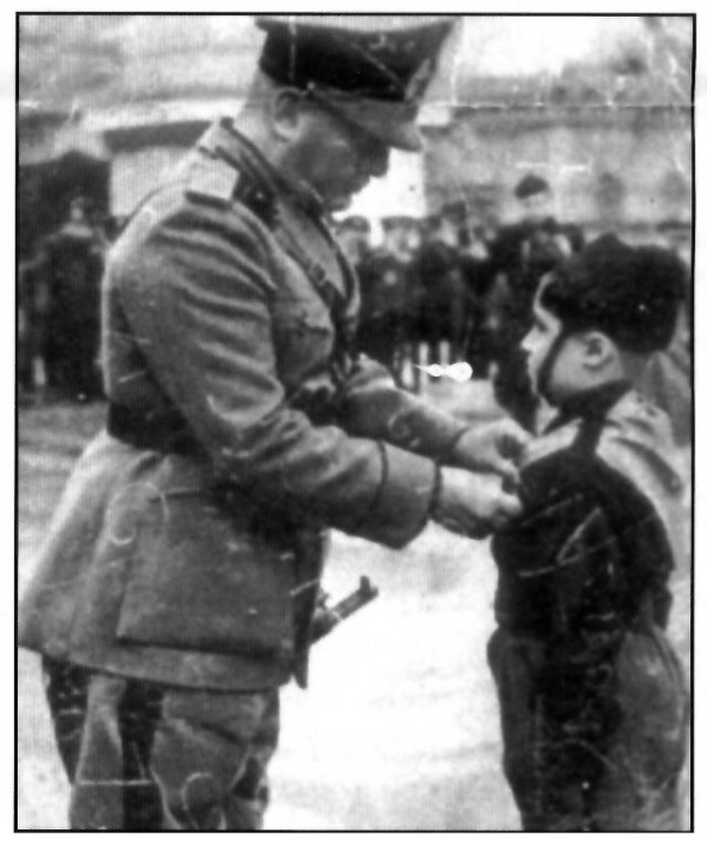 Iannella Alessandro (Liccecce) riceve, come &quot;Balilla&quot; il distintivo da Mussolini a Piazza Libertà - Avellino