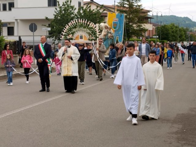 Il popolo di Conza si avvia a ricevere la processione dei santandreani