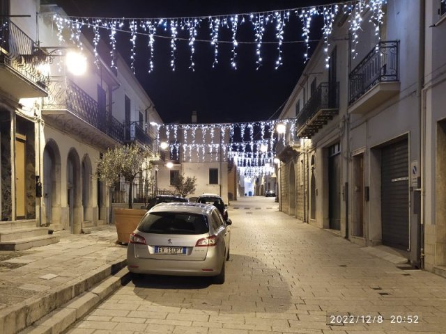 Via D'Annunzio illuminata e ... deserta