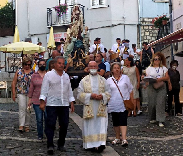 La processione della Madonna del Carmine scende per Via Roma