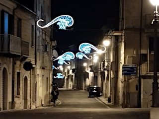 Le luci di Natale in Via Battisti