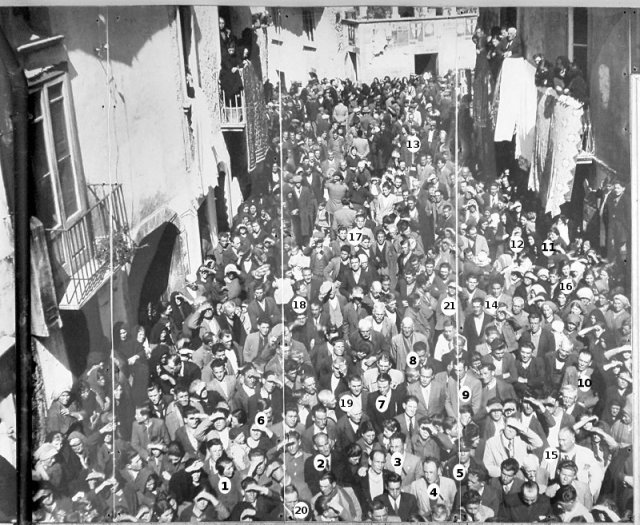 Grande folla in Piazza Umberto I (con indicazione delle persone riconosciute)