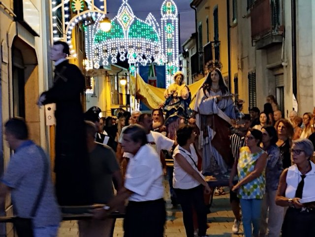 la processione in Via D'Annunzio