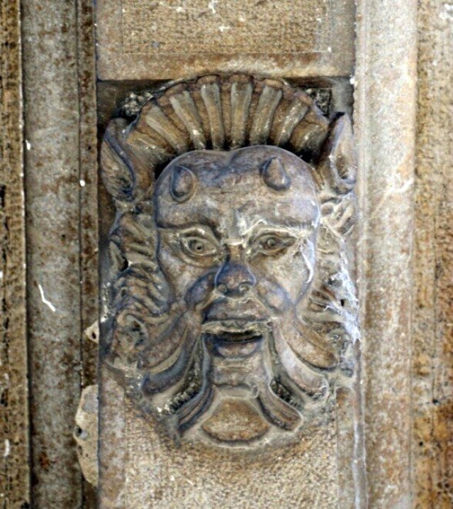 Mascherone scolpito nella mensola di un balcone. Casa in Via D’Annunzio