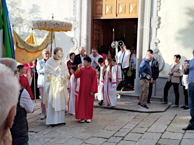 La processione esce dalla Chiesa Madre