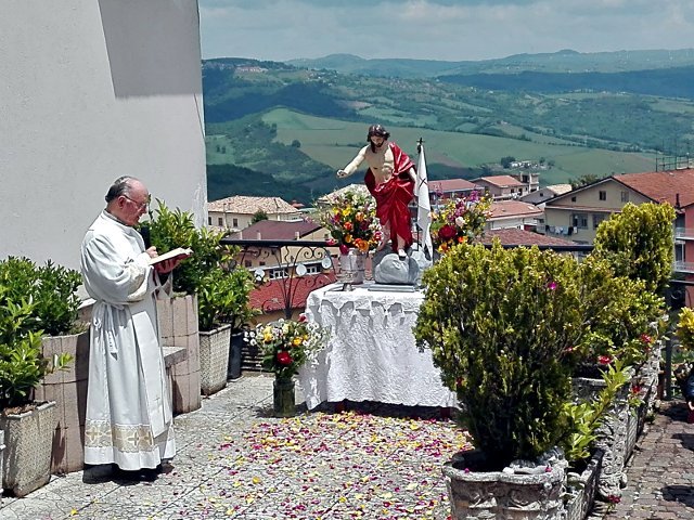 La rituale preghiera per i campi