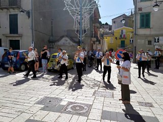 La banda si avvia per le strade del paese