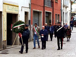 Il piccolo corteo verso il Monumento ai caduti