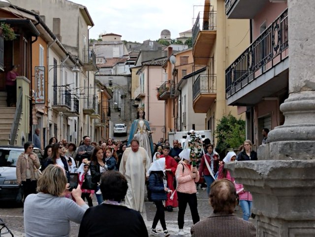 La processione vicino alla Croce del Purgatorio