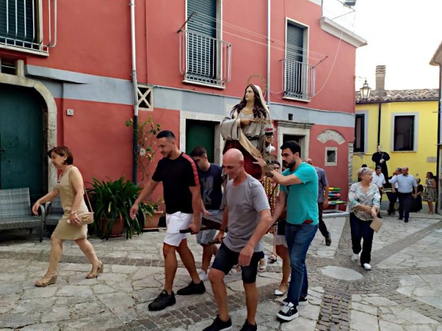 La processione al Cortile