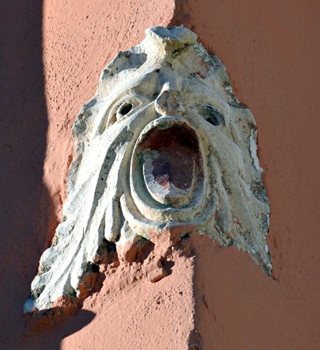 Maschera ad angolo in edificio tra Via Scolatoio e Largo Castello