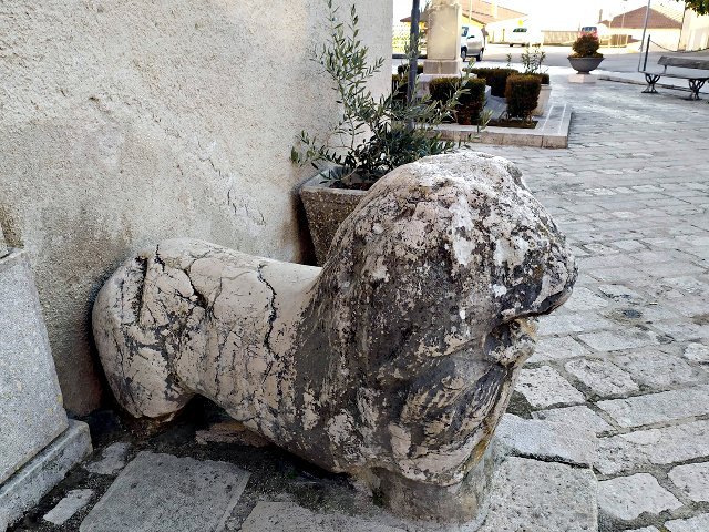 Il leone in pietra posto a destra dell'ingresso della Chiesa della Madonna delle Grazie a Capodigiano