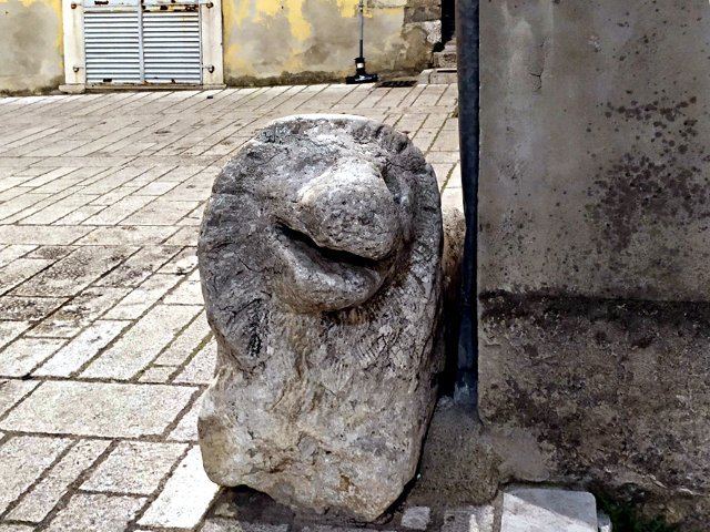 Sant'Andrea di Conza (AV), piazza Umberto I, leone funerario