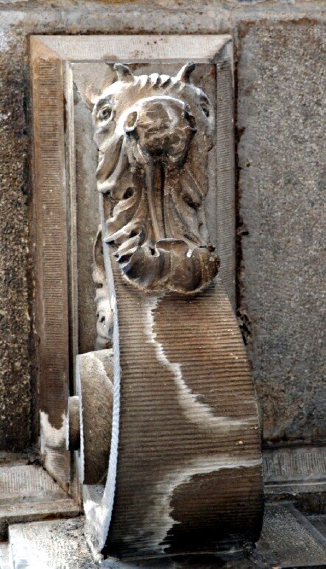 Figura zoomorfa nella mensola di un balcone, casa in Via San Marco