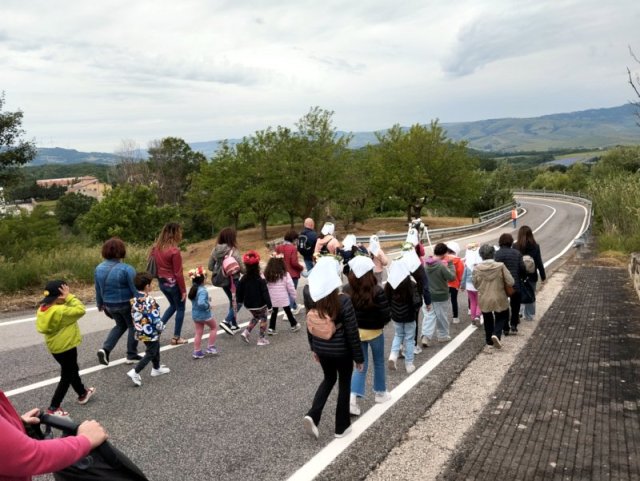 La processione vicino alla statua della Madonna all'Arsa