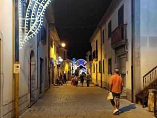 Le luminarie in Via D'Annunzio in attesa della Festa