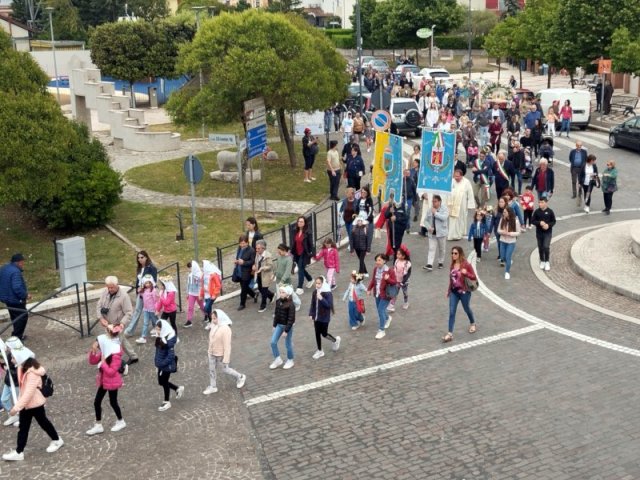 Arrivo della processione alla cattedrale di Conza (1)