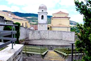 La Chiesa di San Michele a Sant'Andrea di Conza vista dal giardino dell'Episcopio