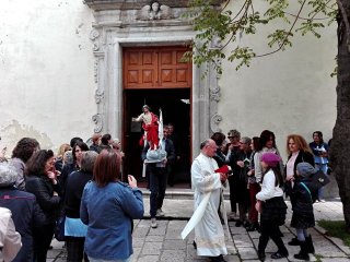 La processione dell'Ascensione esce dalla Chiesa Madre