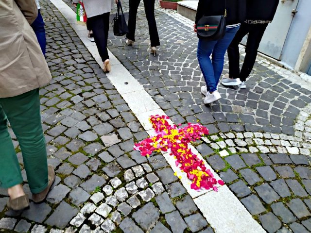 Una Croce di fiori in Via Roma