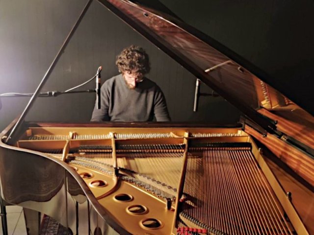 Il maestro Luigi Bellino al pianoforte