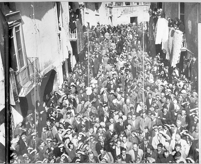 Grande folla in Piazza Umberto I